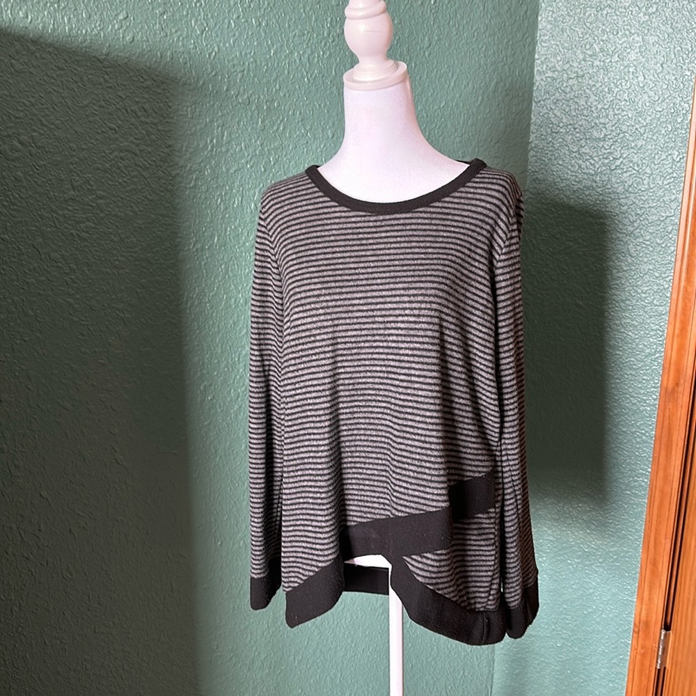 Pink Clover tunic 
Lightweight knit stretchy
Size L Color